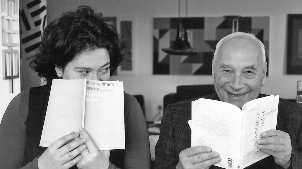 Die lyrischen Werke von Eugen Gomringer (rechts) und seiner Tochter Nora Gomringer werden im Strauhof in einer gemeinsamen Ausstellung beleuchtet. Sie dauert bis 8. Januar 2017