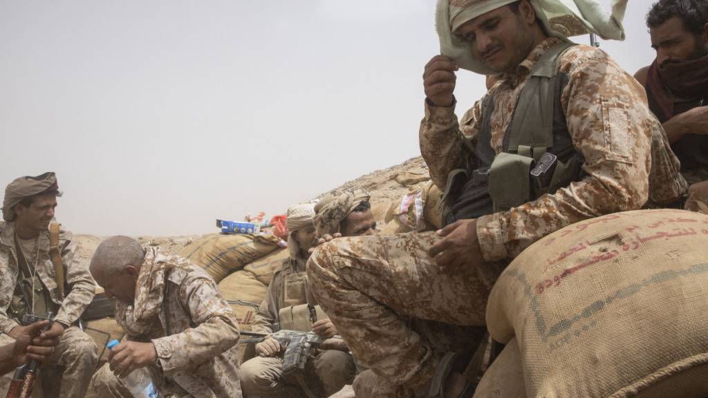 ARCHIV - Jemenitische Kämpfer, die von der von Saudi-Arabien geführten Koalition (SGK) unterstützt werden, besetzen eine Stellung an der Frontlinie. Foto: Nariman El-Mofty/AP/dpa