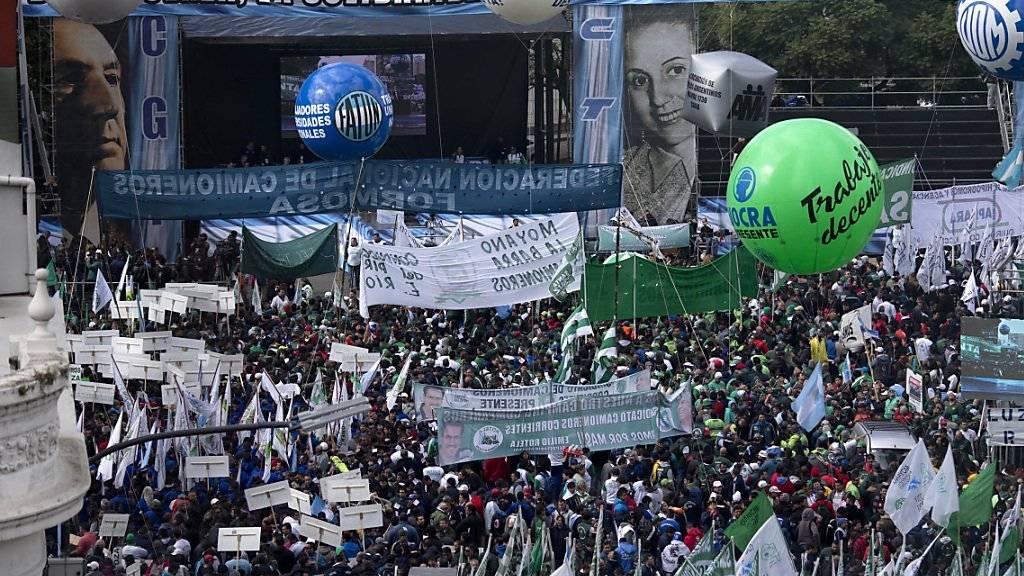 Grossaufmarsch in Buenos Aires: Arbeitnehmende demonstrieren gegen Entlassungen und Inflation in Argentinien.
