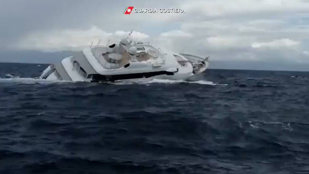 Spektakuläre Videoaufnahmen: Superjacht versinkt komplett vor italienischer Küste