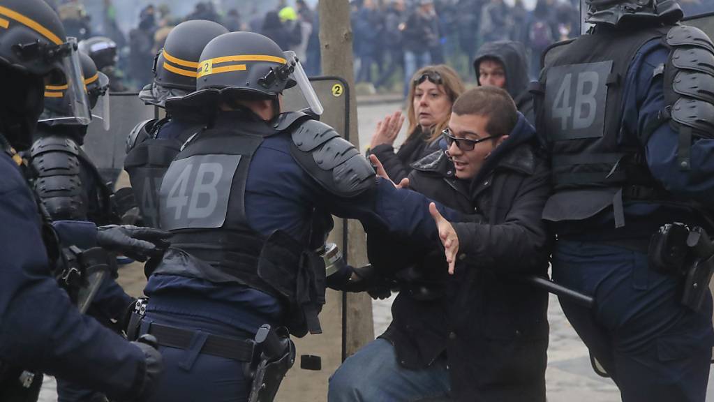 In Paris sind zwei Polizisten wegen übermässiger Gewalt bei den Protesten der «Gelbwesten» verurteilt worden. (Symbolbild)