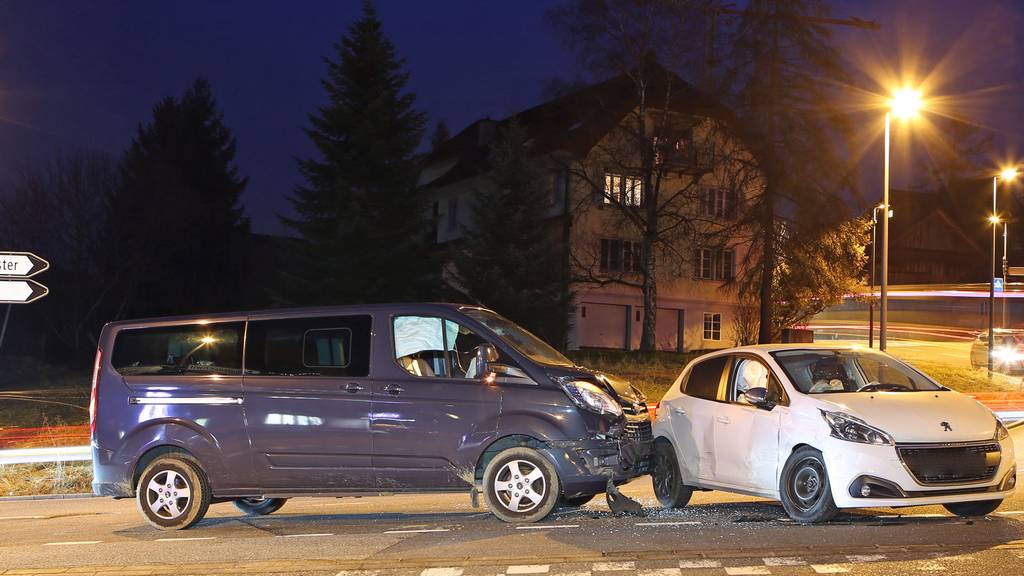 Zwei Personen bei Kollision verletzt – Fahrzeuge mit Totalschaden