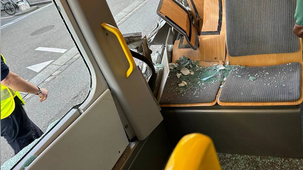 Lastwagen touchiert Tram in Zürich – Passagier verletzt