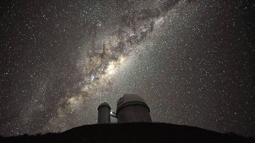 Mit Hilfe von Bildern des ESO-Teleskops in Chile (hier mit der Milchstrasse) untersuchten die Forscher, wie das Licht von etwa 15 Millionen Galaxien durch die Gravitationskraft der Materie im Universum beeinflusst wurde. (Archivbild)