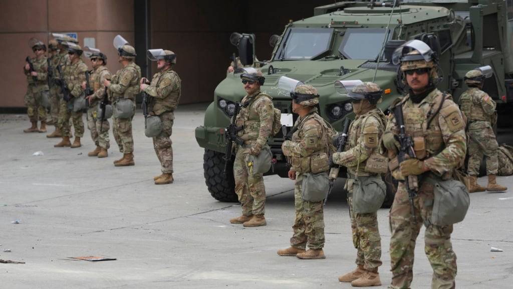 Die US-Nationalgarde ist vor dem Bundesgefängnis in der Innenstadt von Los Angeles im Einsatz, nachdem es in der Nacht zuvor zu Protesten gegen eine Razzia bei Einwanderern gekommen war. Foto: Jae Hong/AP/dpa