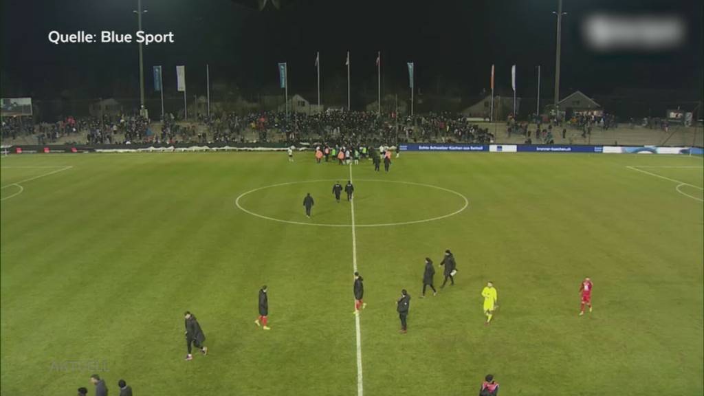Eskaliert: Nach der Niederlage vom FC Aarau stürmen die Fans den Platz