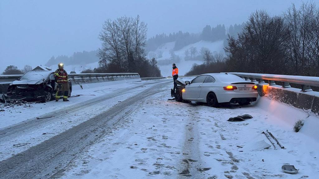 Zwei Personen bei Frontalkollision in Bowil verletzt