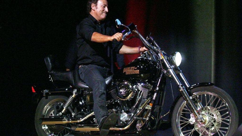 Bruce Springsteen - hier auf seiner Harley Davidson Dyna Wide Glide - hat auch eine Moto Guzzi. Als die kürzlich versagte, leisteten vier ältere Herren Pannenhilfe. Dafür gab's Bier und Selfies. (Archivbild)