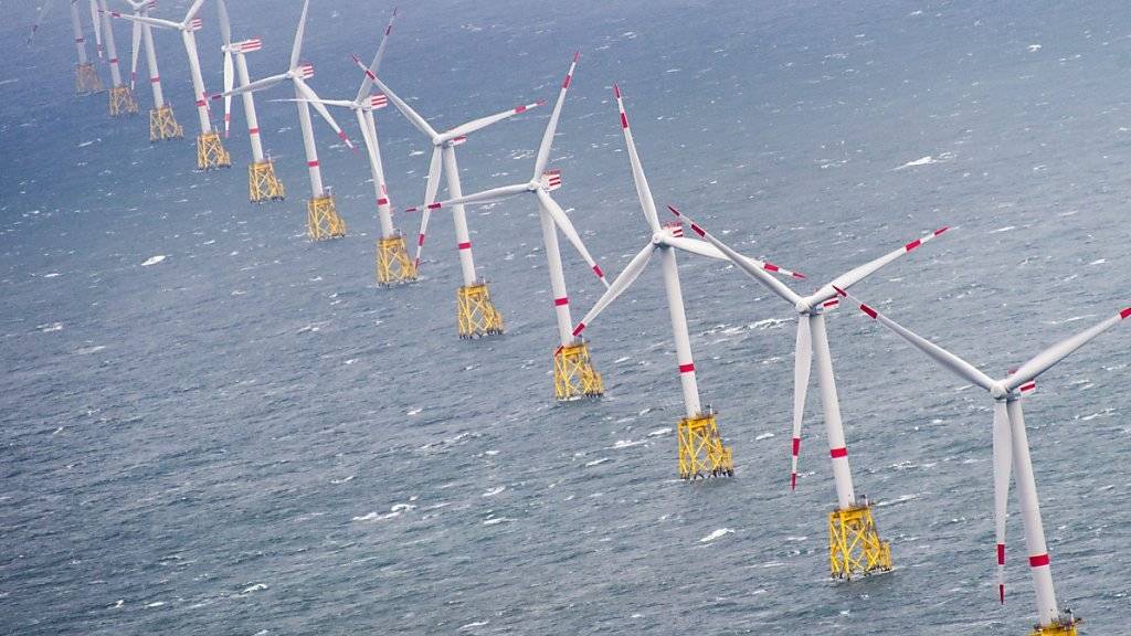 Bislang gibt es auf kommerzieller Basis neben Windkraftanlagen an Land nur Offshore-Windparks in Küstennähe, wie hier vor der deutschen Insel Sylt. (Archiv)