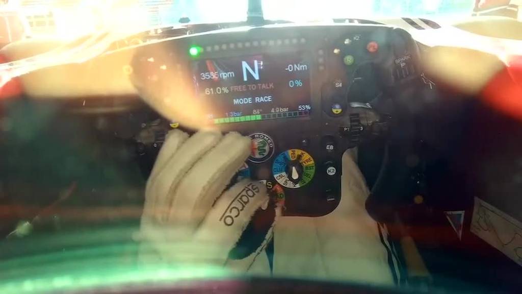 Kimi Räikkönen nimmt euch im Cockpit mit