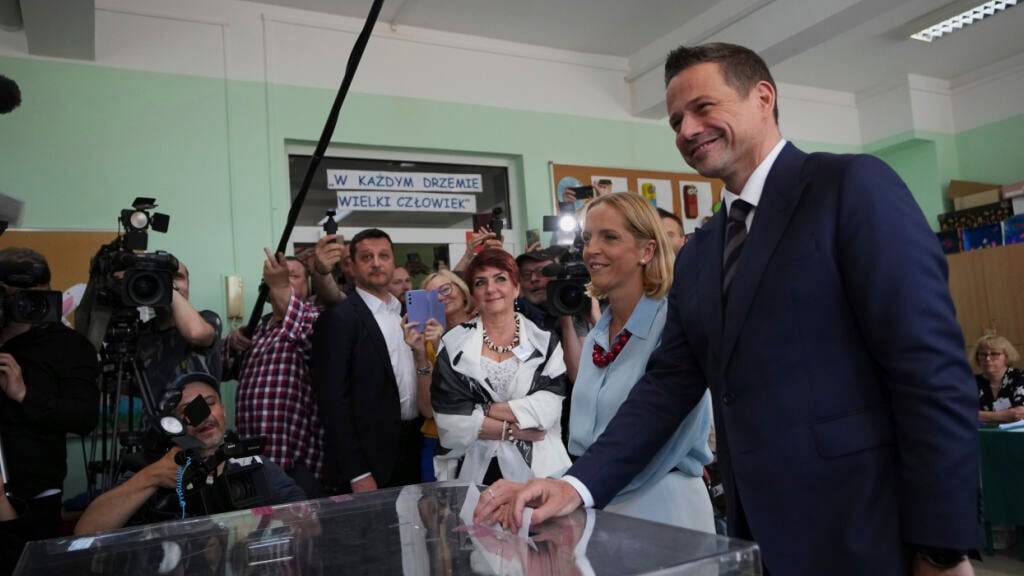 dpatopbilder - Präsidentschaftskandidat Rafal Trzaskowski und seine Frau Malgorzata Trzaskowska geben ihre Stimmen in einem Wahllokal während der Präsidentschaftswahlen in Warschau, Polen, ab. Foto: Petr David Josek/AP/dpa