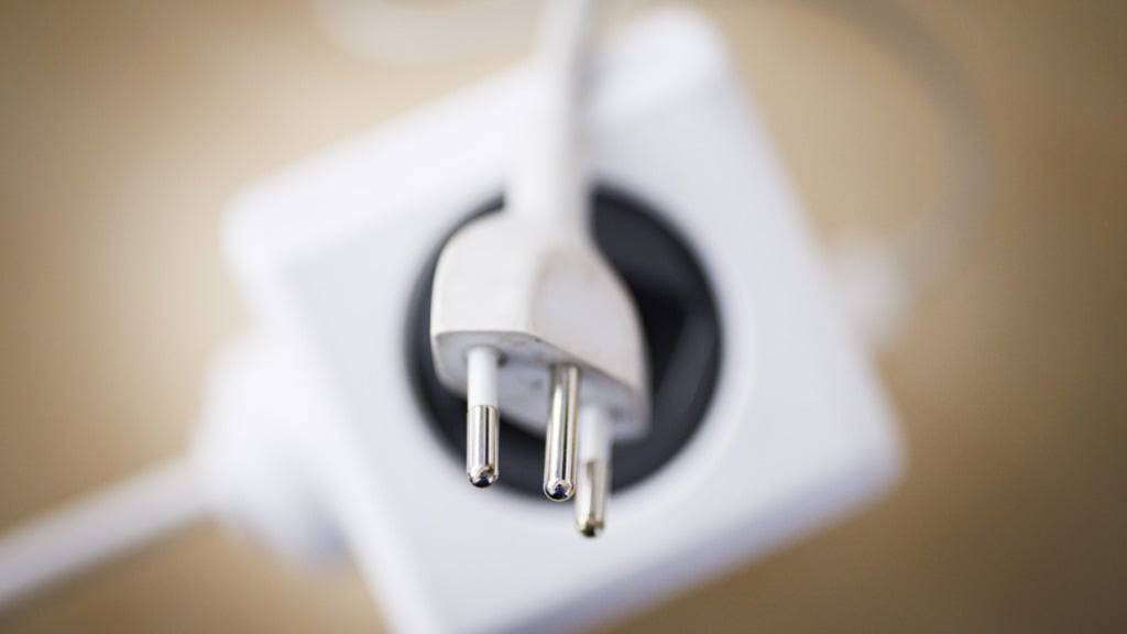 Ausländische Stecker bereiten dem Starkstrominspektorat immer wieder Probleme: So sieht ein korrekter Schweizer Stecker aus. (Archivbild)