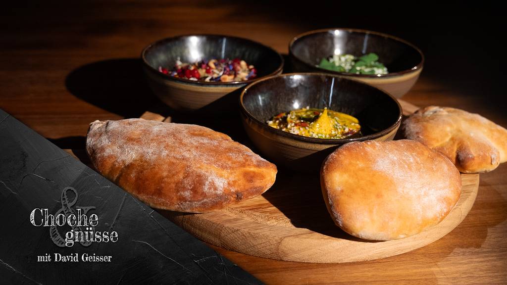 Fladenbrot mit dreierlei orientalischen Dips