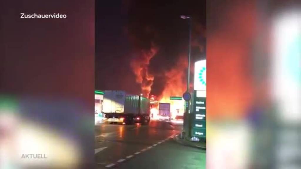 Flammeninferno: Auf der Autobahnraststätte Pratteln brennen zwei LKWs komplett aus