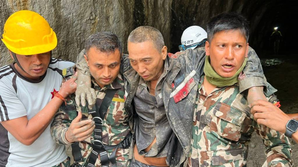 Zwei Überlebende der Sturzflut in Nepal gerettet