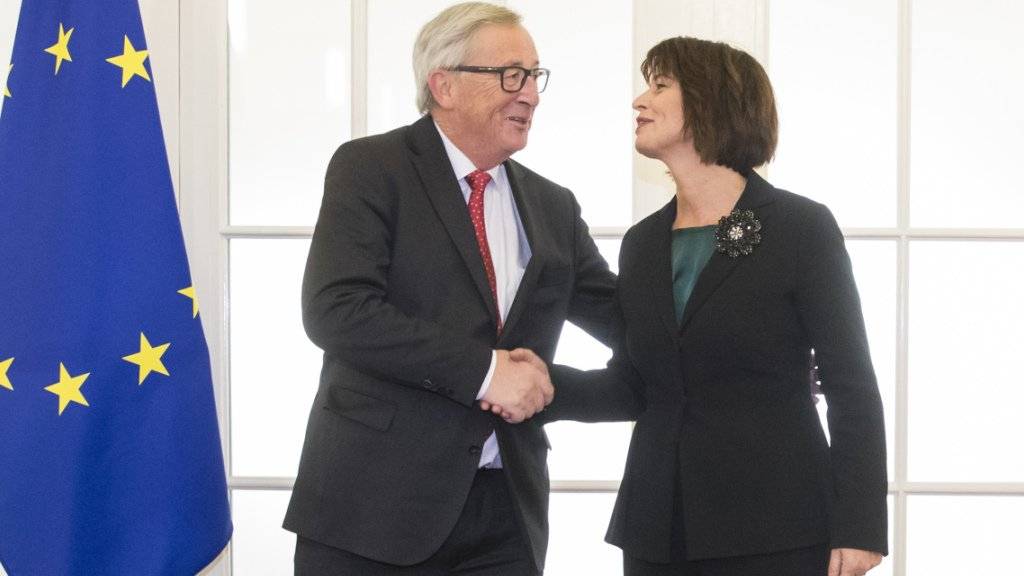 Bundespräsidentin Doris Leuthard sichert EU-Kommissionspräsident Jean-Claude Juncker eine weitere Kohäsionsmilliarde zu. Das kommt bei den bürgerlichen Parteien schlecht an.