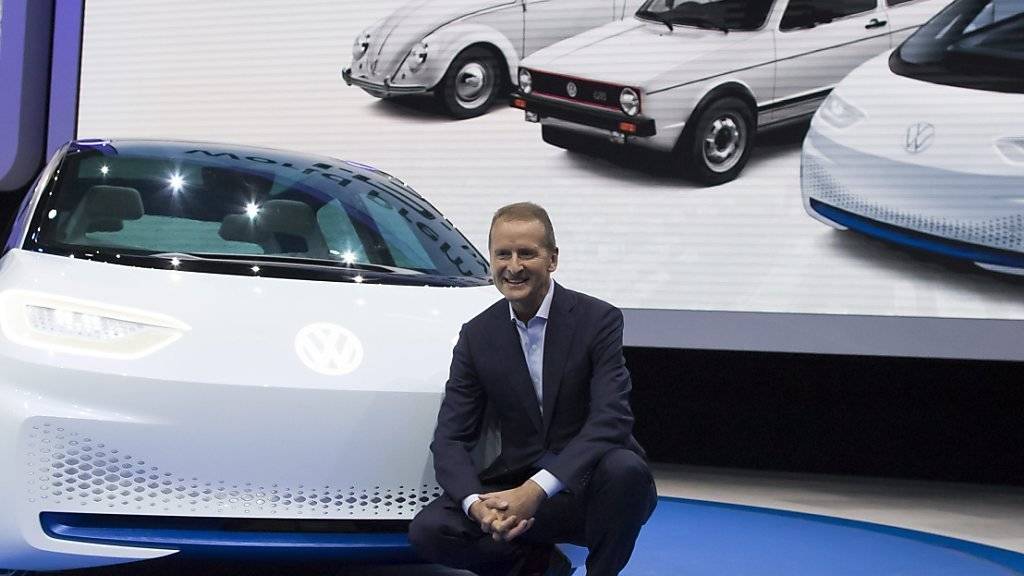 Der Markenchef und sein Elektroauto: Herbert Diess mit dem neuen Volkswagen I.D. an der Pariser Automesse.