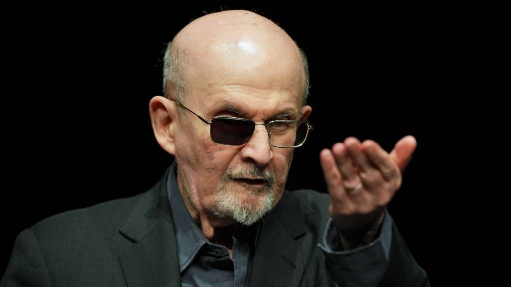 Der weltbekannte Autor Salman Rushdie (78) berichtete in einem Interview von den gesundheitlichen Auswirkungen des Angriffs auf ihn. (Archivbild)
