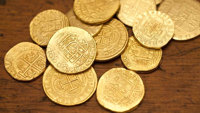 Dieb läuft mit Goldmünzen aus Ausstellung – und lässt Kiste am See liegen