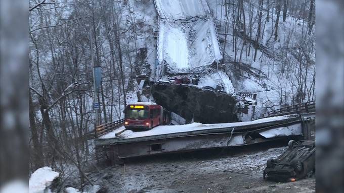 Schneebedeckte Brücke in Pittsburgh bricht zusammen