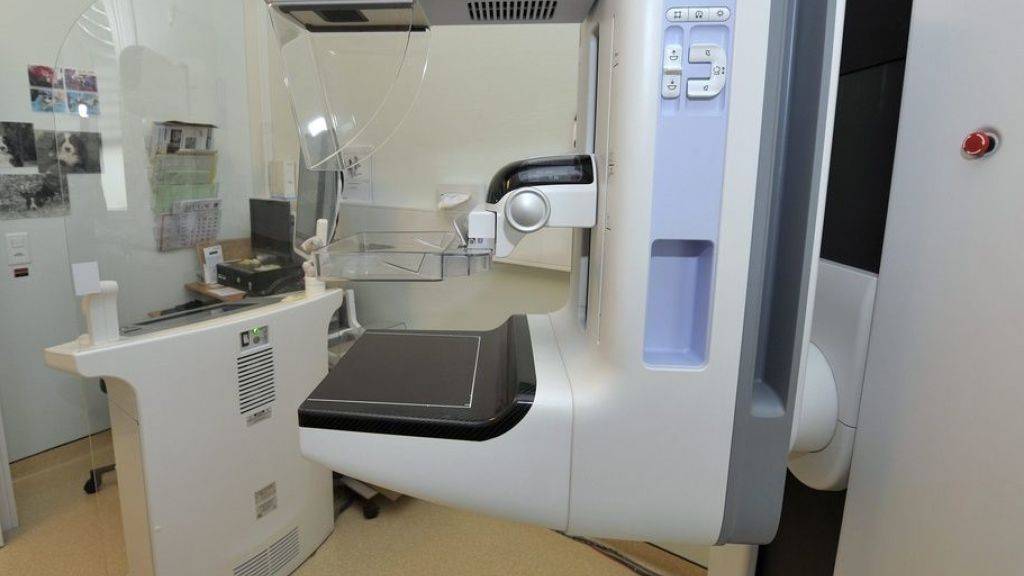 Blick in einen Mammografiesaal. Krebs entdecken und bekämpfen reicht nicht, denn Krebszellen verfügen über biochemische «Schutzwaffen». Forscher haben nun einige davon ermittelt und hoffen, sie künftig unschädlich machen zu können und dadurch die Wirkung von Therapien zu verstärken. (Archivbild)