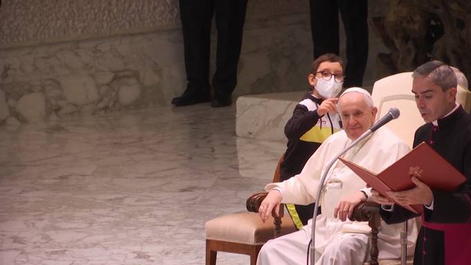 Mitten in der Audienz: 10-Jähriger hat es auf Papst-Kappe abgesehen