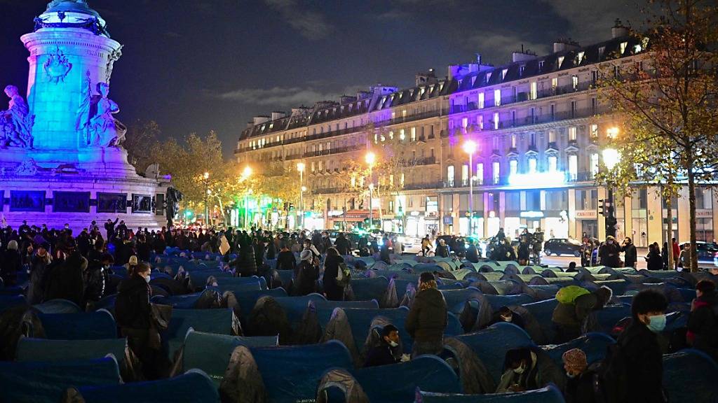 Migranten und Vertreter von Migrantenorganisationen stellen Zelte auf dem Place de la République auf.