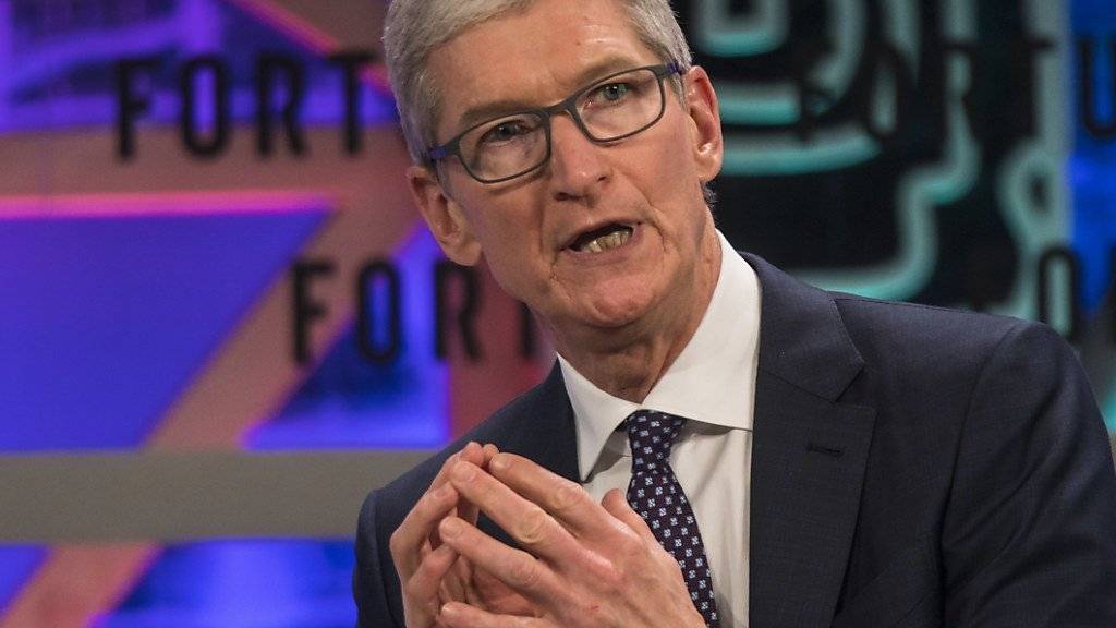 Apple-Konzernchef Tim Cook bekommt für das abgelaufene Geschäftsjahr einen höheren Bonus, weil die Verkäufe des iPhones im Vergleich zum Vorjahr zugelegt haben. (Archiv)