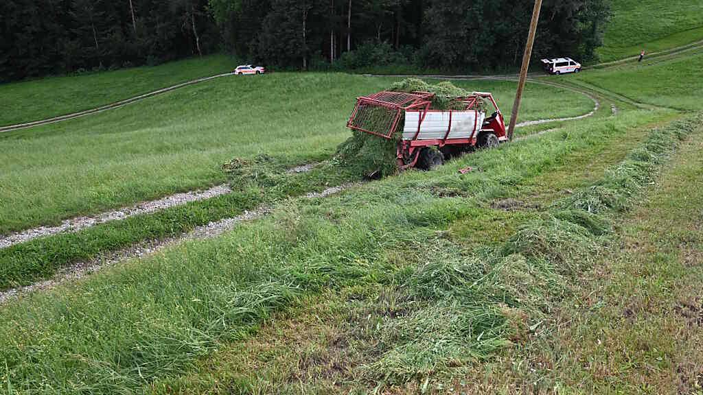 Ein 77-jähriger Mann fiel aus einem Motorkarren, als dieser kippte. Dabei zog er sich unbestimmte Verletzungen zu.