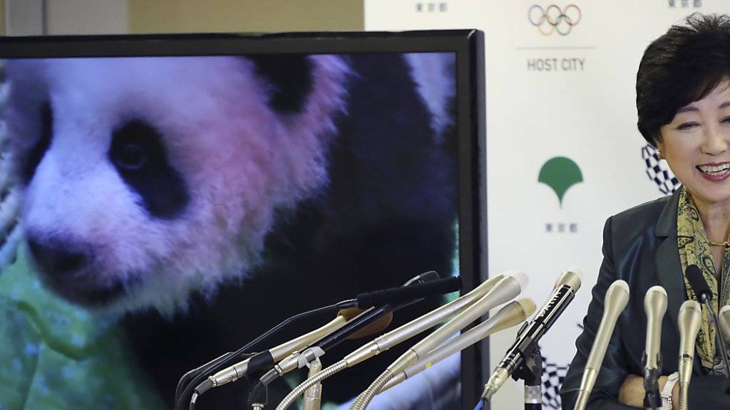 Die Taufe ist in Japan ein Politikum: Yuriko Koike, Gouverneurin der Präfektur Tokio, verrät den Medien den Namen des Panda-Babys.