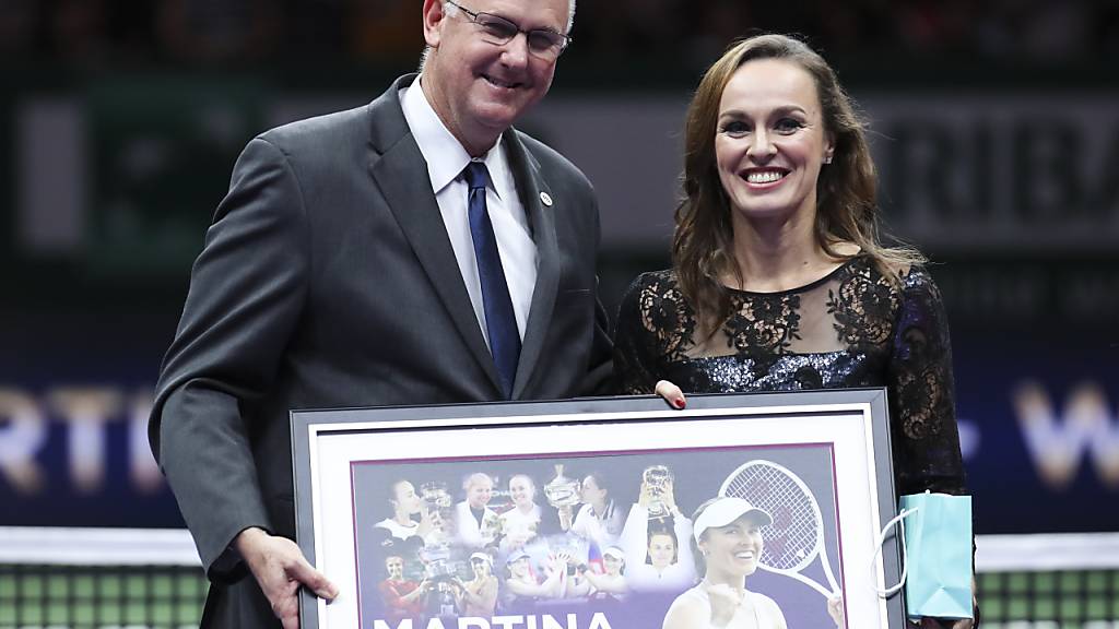 WTA-Chef Steve Simon, hier im Bild mit Martina Hingis, spricht sich für Zusammenschluss der Touren aus