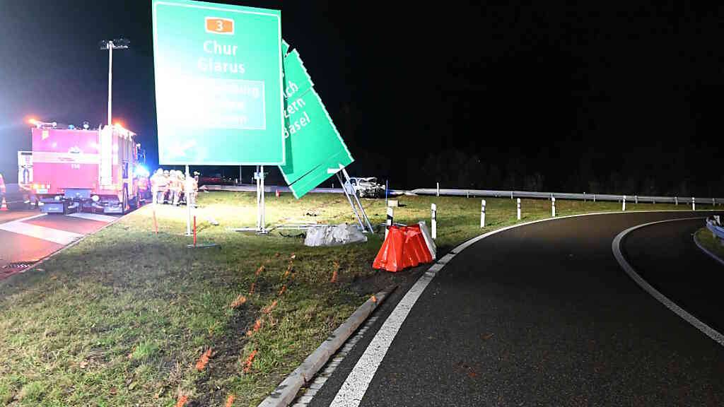 Bei einem Selbstunfall auf der A15 bei Benken SG wurde am Freitagabend ein 66-jähriger Autofahrer verletzt.