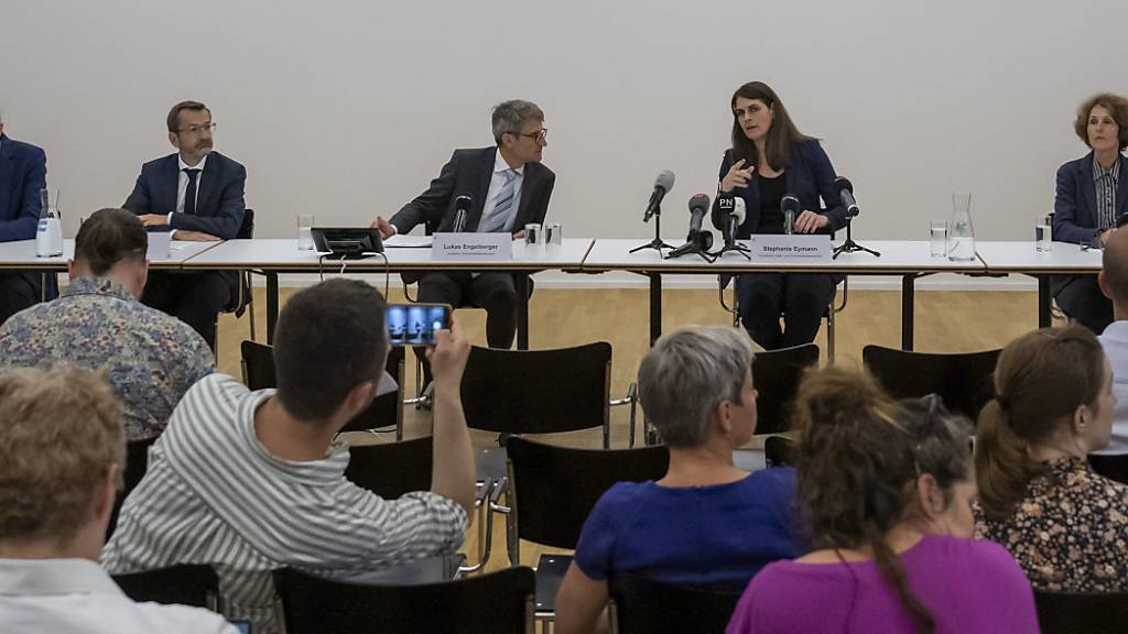 Sicherheitsdirektorin Stephanie Eymann und Gesundheitsdirektor Lukas Engelberger (Mitte) an der Medienkonferenz zum Tötungsdelikt in Basel.