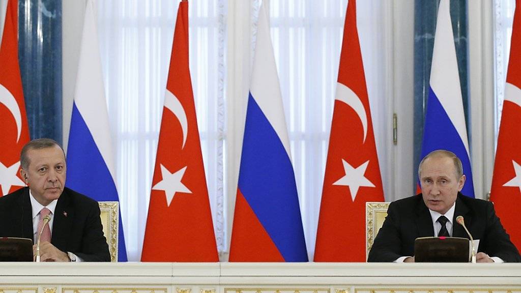 Russland und die Türkei wollen ihre Bezeihungen nach monatelangem Streit wieder normalisieren. (AP Photo/Alexander Zemlianichenko)
