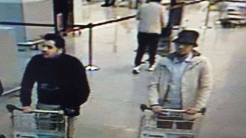 Mit diesem Bild suchen die belgischen Behörden nach Hinweisen zu den mutmasslichen Attentätern vom Flughafen in Brüssel.