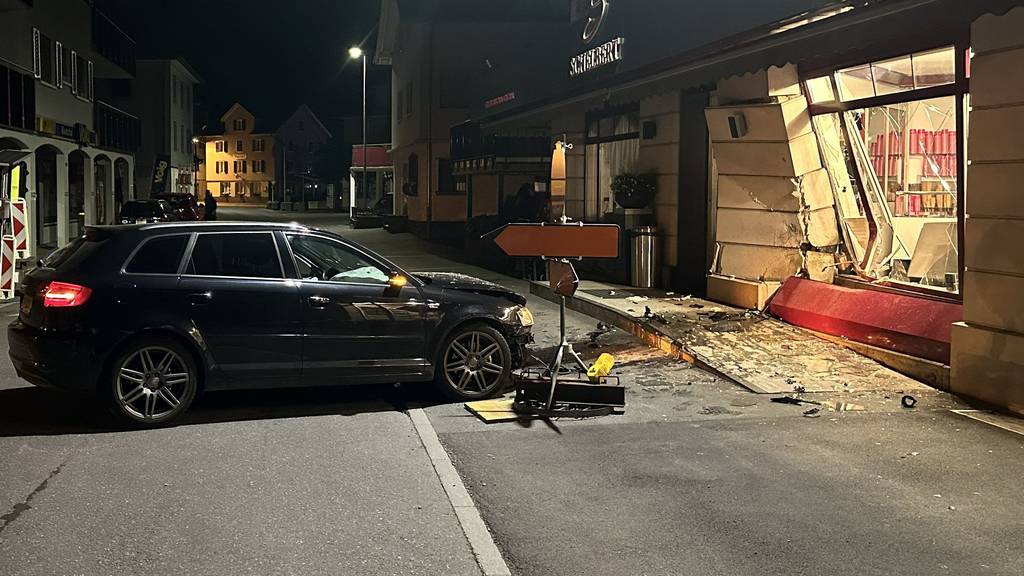 Auto fährt in Muotathal in eine Konditorei