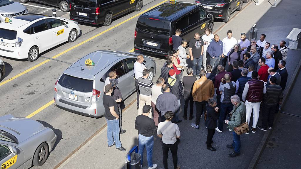 Taxichauffeure protestieren im Oktober 2022 am Flughafen in Genf gegen die weitere provisorische Zulassung von Uber. (Archivbild)
