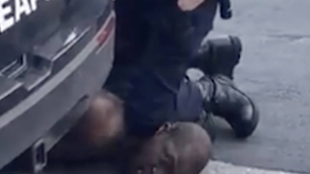 Nach dem Tod des Afroamerikaners George Floyd in Minneapolis ist einer der beteiligten Polizisten festgenommen worden. Laut Medien handelt es sich um den Polizisten, der sein Knie minutenlang an den Hals Floyds gedrückt hatte.