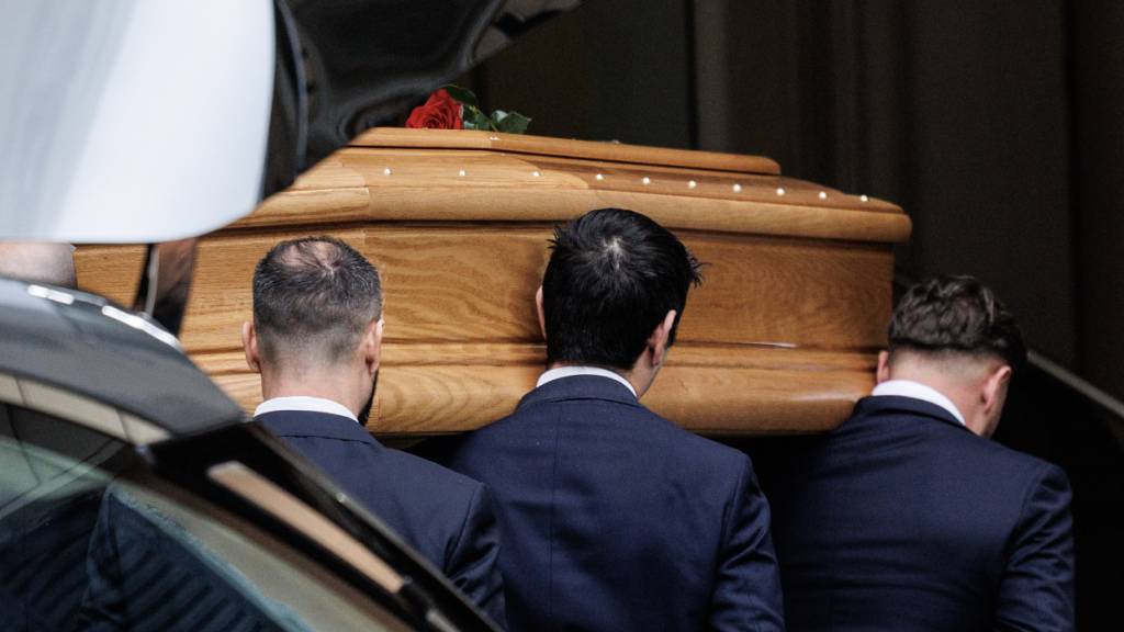 Der Sarg mit den Überresten des Modeschöpfers Valentino Garavani wird in die Grabkapelle getragen. Foto: Francesco Fotia/AGF via ZUMA Press/dpa