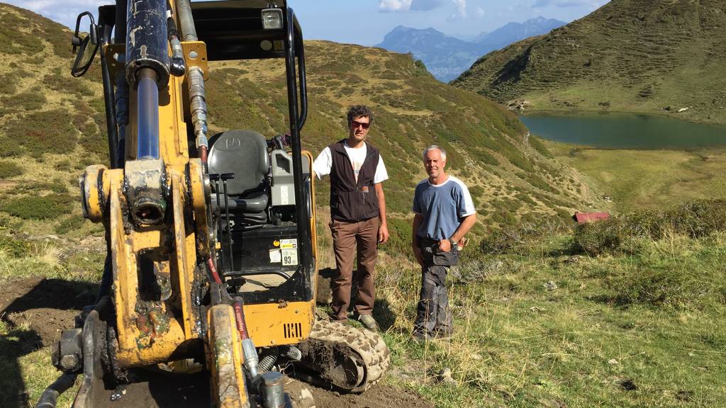 Adrian Schneider und Johann arbeiten auf knapp 2000 Metern über Meer (Bild: FM1Today/Dario Cantieni)