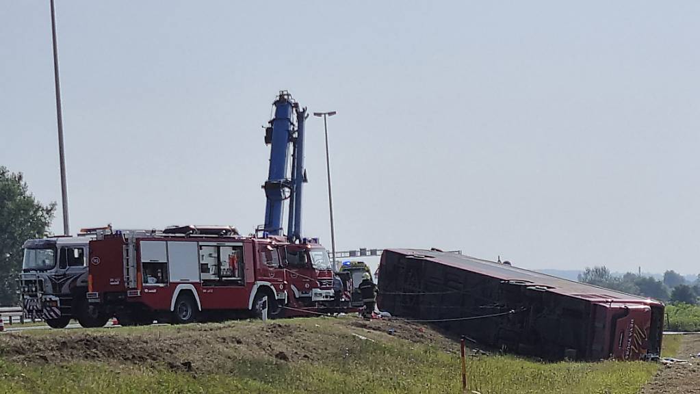Rettungskräfte sind an der Stelle des Busunfalls im Einsatz. Bei dem Unglück im kroatischen Slavonski Brod sind mindestens zehn Menschen ums Leben gekommen, 45 weitere wurden verletzt. Foto: Luka Safundzic/SBONLINE/AP/dpa