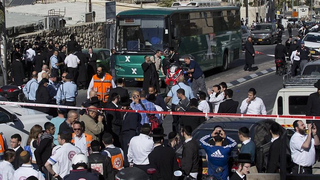 Sicherheitskräfte riegeln den Ort ab, an dem am Sonntag eine Israelin in einem Bus niedergestochen wurde. Ein verdächtiger Palästinenser wurde festgenommen. Bei späteren Zusammenstössen erschossen Polizisten einen 17-jährigen Palästinenser, der einen Brandsatz gezündet haben soll. (Archivbild)