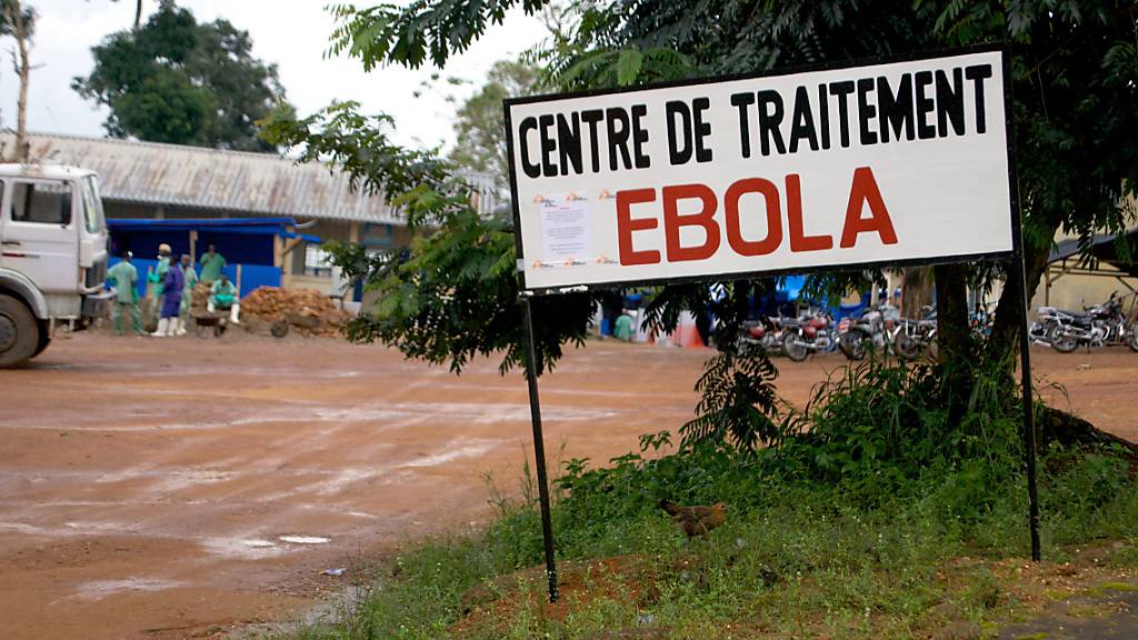ARCHIV - Ein Wegweiser kündigt den Eingang zur Ebola-Behandlungsstation in Gueckedou, Guinea, an. Im westafrikanischen Staat Elfenbeinküste ist der erste Fall der lebensgefährlichen Ebola-Krankheit seit mehr als einem Vierteljahrhundert registriert worden. Foto: Kristin Palitza/dpa