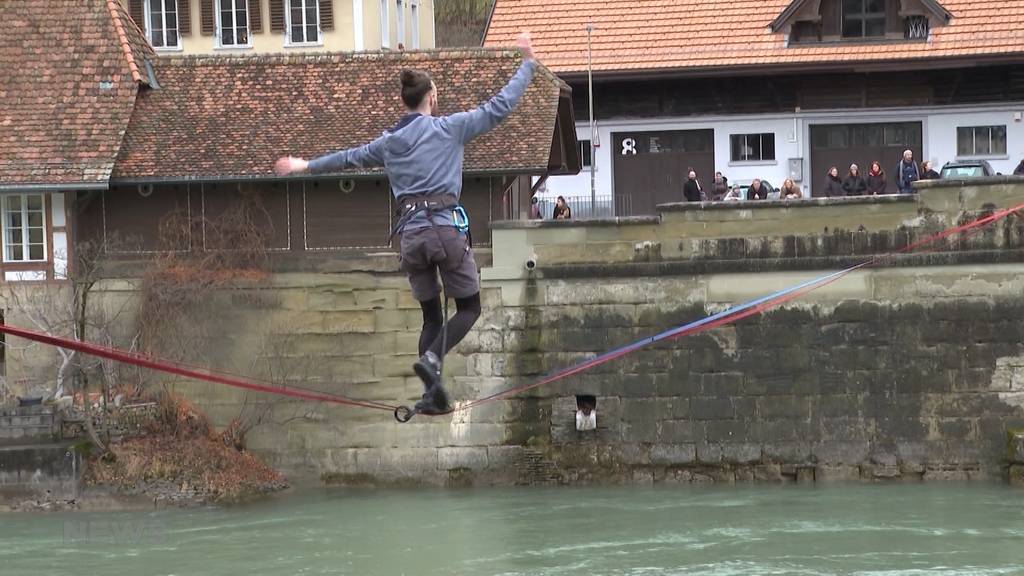 Slackliner: Trotz schlechtem Wetter trauen sie sich über die Aare