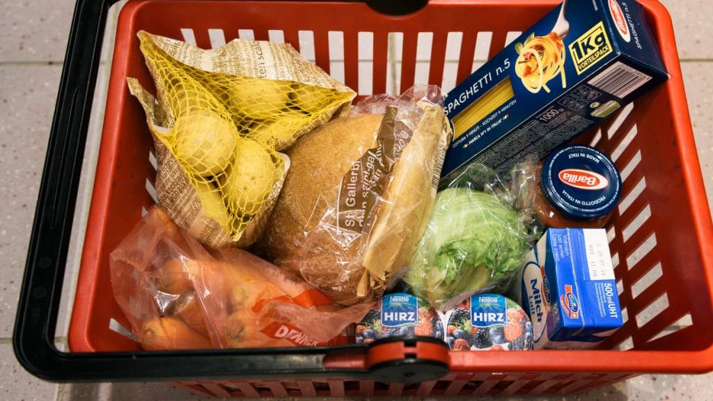 Der Schweizer Detailhandel blickt laut einer Analyse auf ein herausforderndes Jahr zurück - mit intensivem Preiskampf. Der Gesamtumsatz im hiesigen Detailhandel stieg 2024 trotzdem um 0,6 Prozent auf 103,7 Milliarden Franken. (Archivbildi)