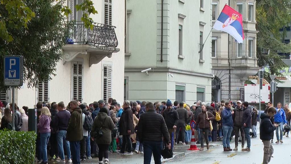 Wahlen in Serbien: lange Schlange vor dem Konsulat in Zürich