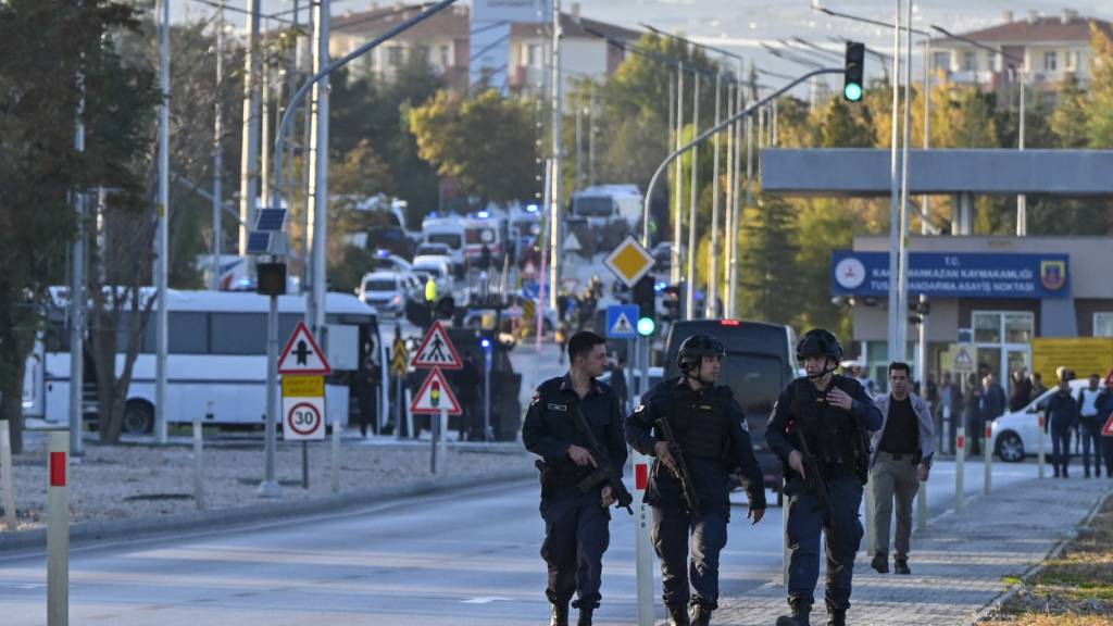 Polizisten sind vor dem Gelände des Unternehmens der Türkischen Luft- und Raumfahrt nahe der türkischen Hauptstadt im Einsatz. Foto: Mert Gokhan Koc/AP/dpa