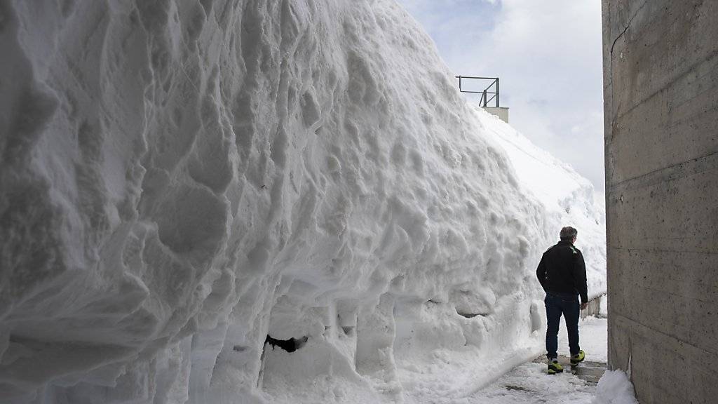 Gust Broger von der Säntisbahn ist unterwegs im Schnee auf dem Gipfel, aufgenommen am Freitag, 17. Mai 2019. Im Messbereich unter dem Gipfel liegen derzeit 680 Zentimeter Schnee, ein Rekord für die Jahreszeit. Die Schneehöhe wird nicht auf dem Gipfel gemessen, sondern unterhalb in einer Mulde.
