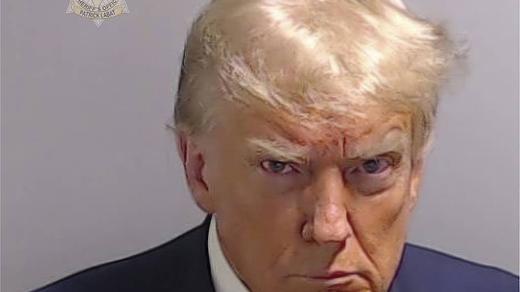 HANDOUT - Donald Trump, ehemaliger Präsident der USA, nachdem er sich im Fulton County Jail in Atlanta gestellt hat. Foto: Uncredited/Fulton County Sheriff's Office/AP/dpa - ACHTUNG: Nur zur redaktionellen Verwendung und nur mit vollständiger Nennung des vorstehenden Credits