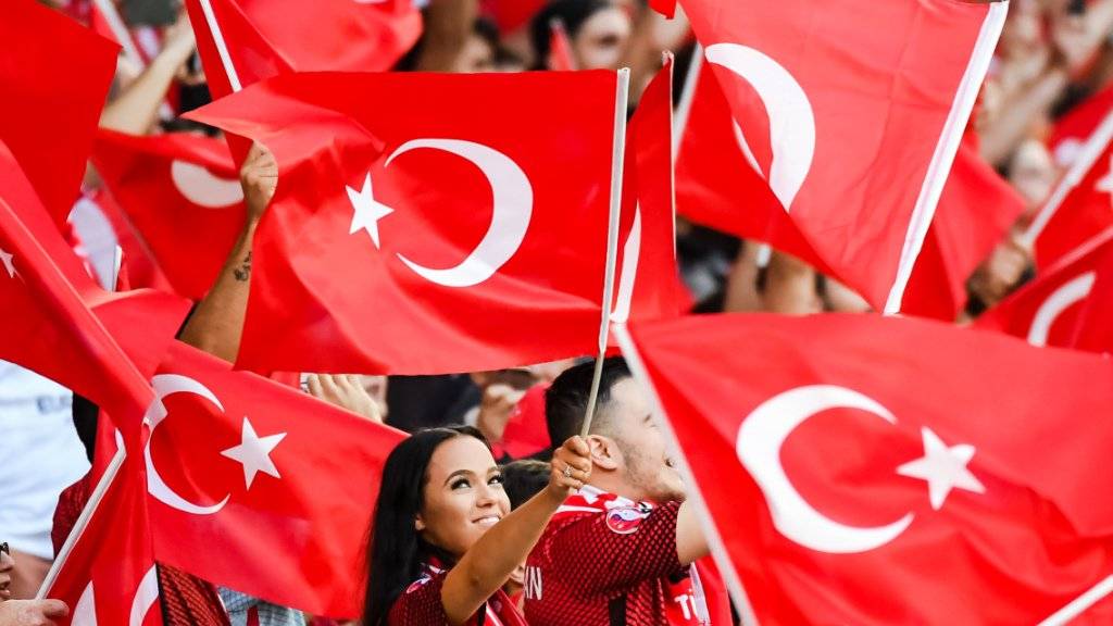 Türkische Fans - hier bei der EM 2016 in Frankreich - wollen in sieben Jahren im eigenen Land eine EM-Endrunde besuchen können